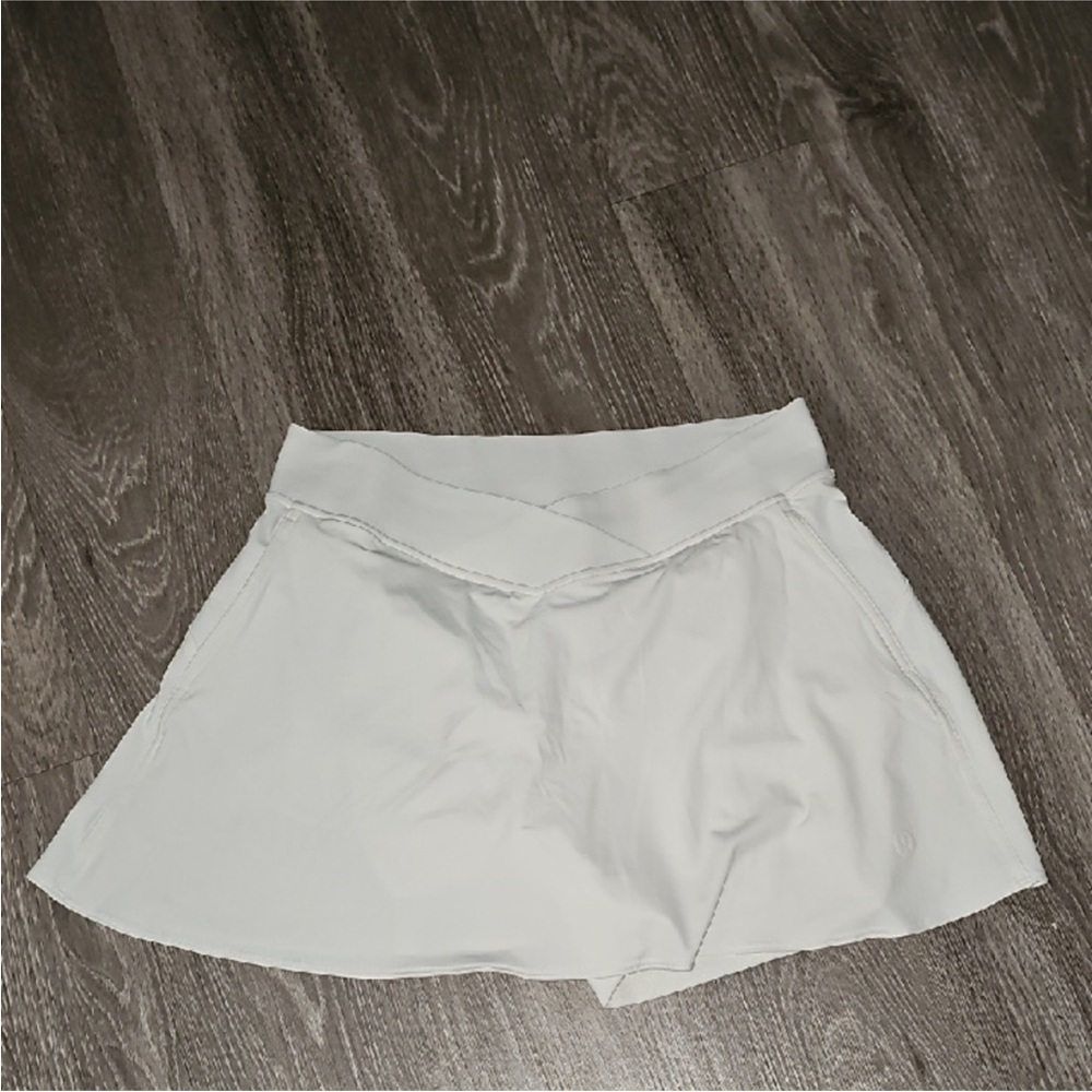 Lululemon women’s white Skirt Sz 8 Shorts With Grips great condition